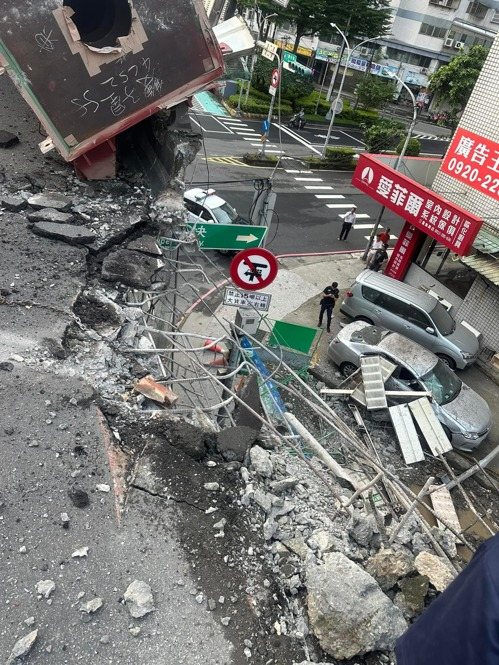 上午6時許,新北市三重區中山高架往台北、忠孝橋方向發生大型車事故,封閉全部車道。圖/取自「新北交通族」臉書粉專 上午6時許,新北市三重區中山高架往台北、忠孝橋方向發生大型車事故,封閉全部車道。圖/取自「新北交通族」臉書粉專