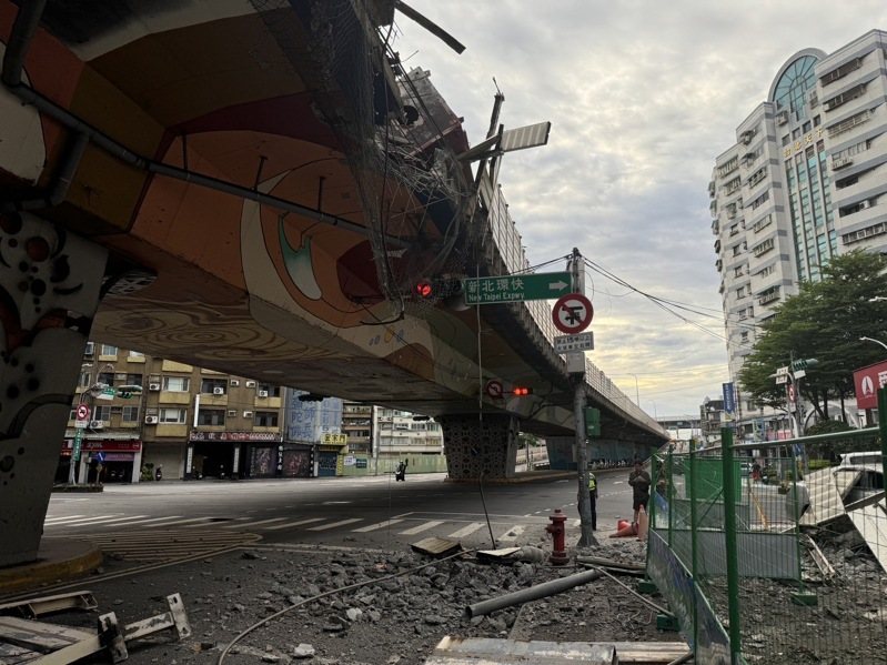 三重區中山高架往台北、忠孝橋方向,因拖板車的鋼梁掉落事故,目前封閉全部車道。圖/侯友宜臉書 三重區中山高架往台北、忠孝橋方向,因拖板車的鋼梁掉落事故,目前封閉全部車道。圖/侯友宜臉書
