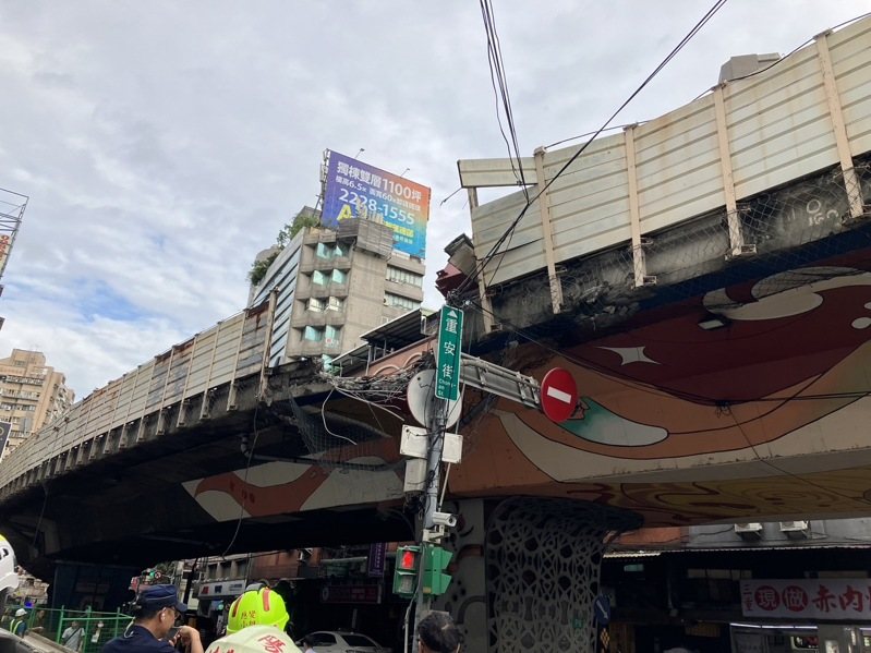 三重區中山高架往台北、忠孝橋方向，因拖板車的鋼梁掉落事故，目前封閉全部車道。圖／取自新北消防發爾麵臉書