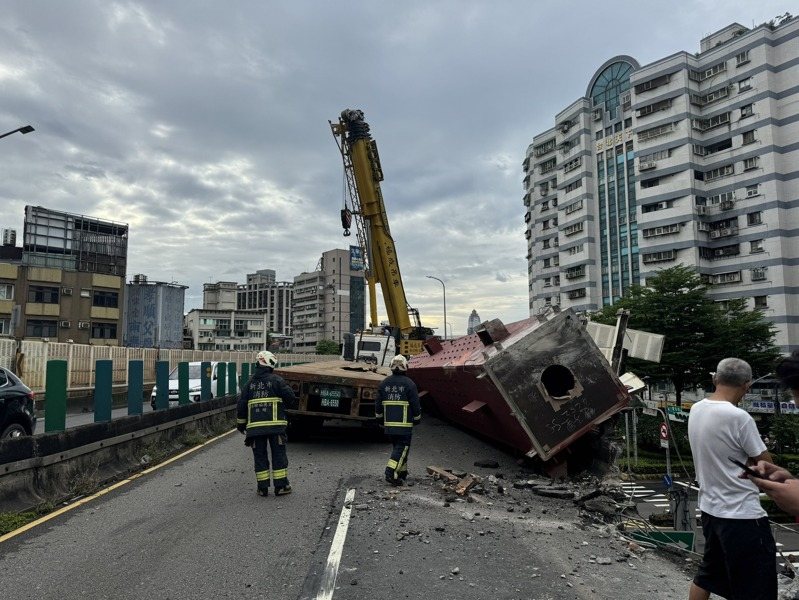 三重區中山高架往台北、忠孝橋方向，因拖板車的鋼梁掉落事故，目前封閉全部車道。圖／取自新北消防發爾麵臉書