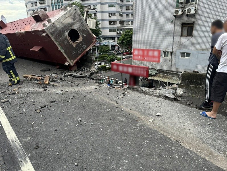三重區中山高架往台北、忠孝橋方向,因拖板車的鋼梁掉落事故,目前封閉全部車道。圖/取自「新北消防發爾麵」臉書粉專 三重區中山高架往台北、忠孝橋方向,因拖板車的鋼梁掉落事故,目前封閉全部車道。圖/取自「新北消防發爾麵」臉書粉專