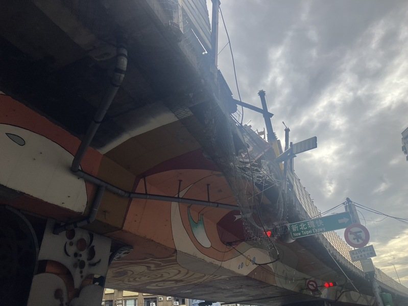 三重區中山高架往台北、忠孝橋方向,因拖板車的鋼梁掉落事故,目前封閉全部車道。圖/取自「新北消防發爾麵」臉書粉專 三重區中山高架往台北、忠孝橋方向,因拖板車的鋼梁掉落事故,目前封閉全部車道。圖/取自「新北消防發爾麵」臉書粉專