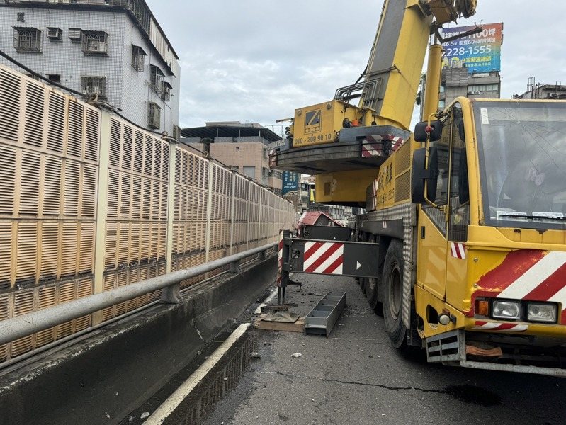 三重區中山高架往台北、忠孝橋方向,因拖板車的鋼梁掉落事故,目前封閉全部車道。圖/取自「新北消防發爾麵」臉書粉專 三重區中山高架往台北、忠孝橋方向,因拖板車的鋼梁掉落事故,目前封閉全部車道。圖/取自「新北消防發爾麵」臉書粉專