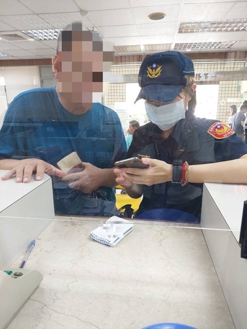 台中市清水區一名男子要到銀行匯款23萬元，行員查覺有異報案，和員警勸阻他被騙。圖／警方提供