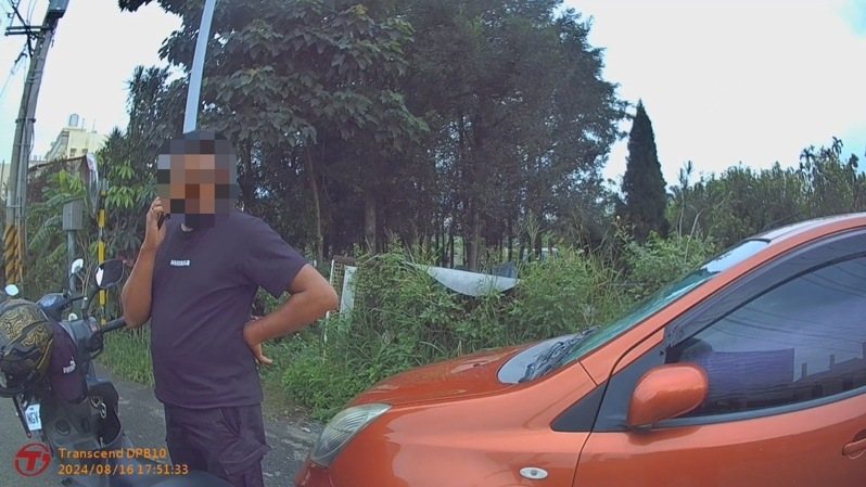 一名印尼籍移工騎機車外出購物,因交通違規紅燈左轉被豐原警分局員警攔查,還查出他騎機車懸掛失竊車牌。圖/警方提供 一名印尼籍移工騎機車外出購物,因交通違規紅燈左轉被豐原警分局員警攔查,還查出他騎機車懸掛失竊車牌。圖/警方提供
