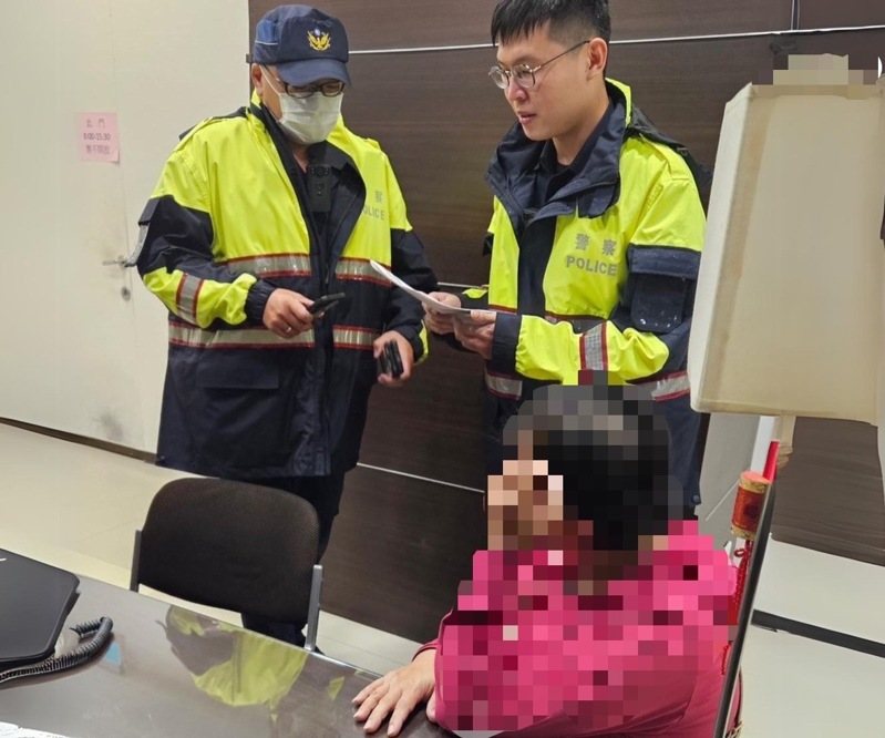 李姓婦人遭到電信投資詐騙，台南市警五分局立人派出所警員到場及時勸阻，保住她200萬元。記者黃宣翰／翻攝