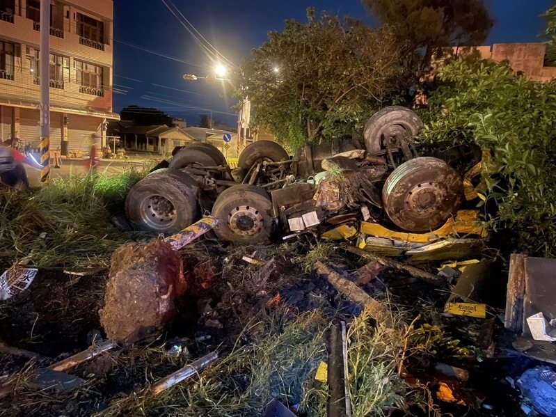 雲林縣四湖鄉昨深夜發生曳引車疑自撞翻覆車禍，造成二死一傷。記者陳雅玲／翻攝