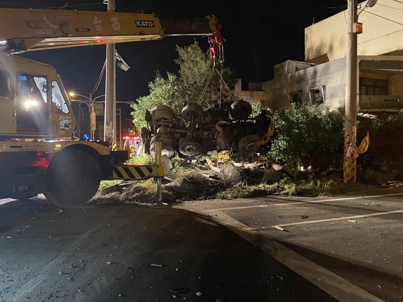 雲林縣四湖鄉昨深夜發生曳引車疑自撞翻覆車禍，造成二死一傷。記者陳雅玲／翻攝