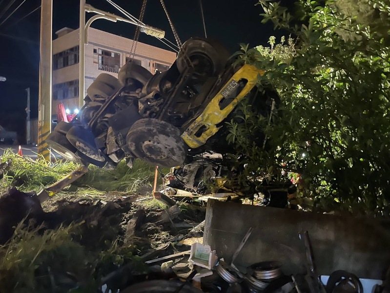 雲林縣四湖鄉昨深夜發生曳引車疑自撞翻覆車禍，造成二死一傷。記者陳雅玲／翻攝