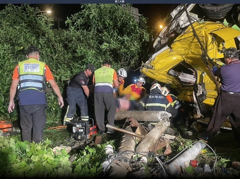 雲林縣四湖鄉昨深夜發生曳引車疑自撞翻覆車禍，造成二死一傷。記者陳雅玲／翻攝