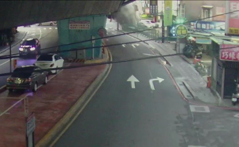 三重台一線高架護欄遭砸破,大量土石宛如瀑布般傾瀉而下。記者黃子騰/翻攝 三重台一線高架護欄遭砸破,大量土石宛如瀑布般傾瀉而下。記者黃子騰/翻攝