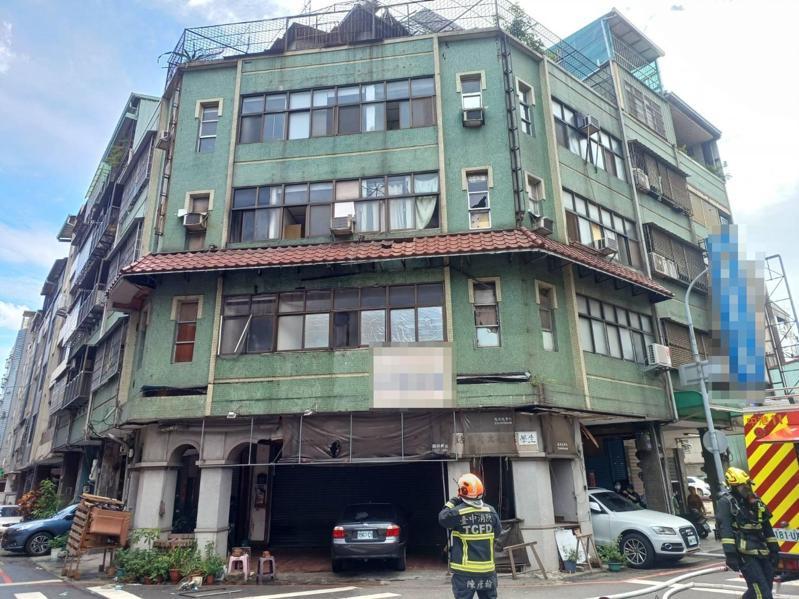 台中市北區篤行路的透天厝在今天上午傳出火警，一名男子疑逃生墜落3樓送醫。圖／讀者提供