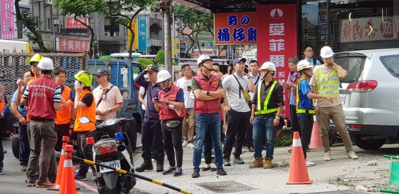 一輛聯結車今天清晨自撞新北市台一高架隔音防護牆,導致車鈄鋼樑傾斜掉落橋下壓毀兩輛汽車,現場無人受傷,肇因待查。記者曾伯愷/攝影 一輛聯結車今天清晨自撞新北市台一高架隔音防護牆,導致車鈄鋼樑傾斜掉落橋下壓毀兩輛汽車,現場無人受傷,肇因待查。記者曾伯愷/攝影