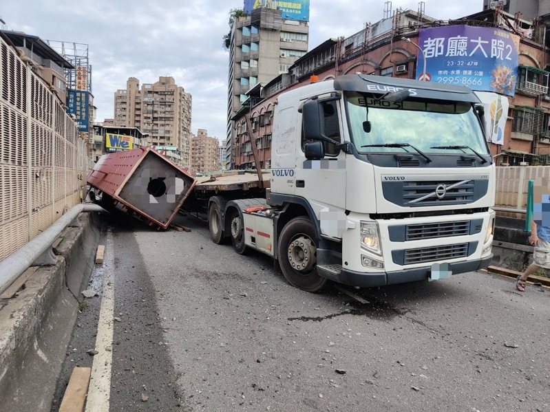 一輛聯結車今天清晨自撞新北市台一高架隔音防護牆,導致車鈄鋼樑傾斜掉落橋下壓毀兩輛汽車,現場無人受傷,肇因待查。記者曾伯愷/翻攝 一輛聯結車今天清晨自撞新北市台一高架隔音防護牆,導致車鈄鋼樑傾斜掉落橋下壓毀兩輛汽車,現場無人受傷,肇因待查。記者曾伯愷/翻攝