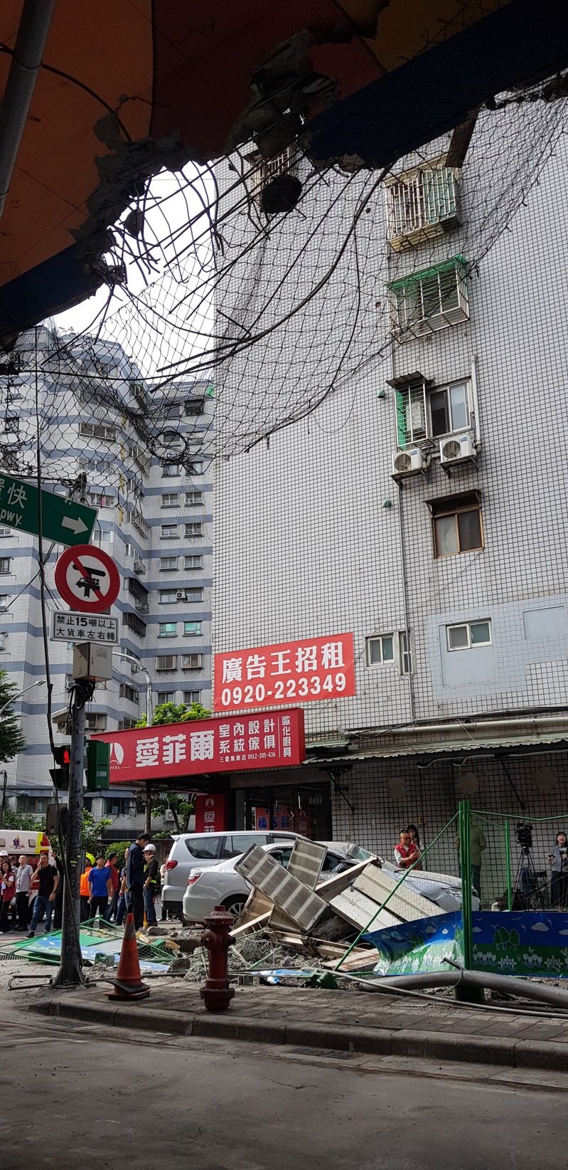 一輛聯結車今天清晨自撞新北市台一高架隔音防護牆,導致車鈄鋼樑傾斜掉落橋下壓毀兩輛汽車,現場無人受傷,肇因待查。記者曾伯愷/攝影 一輛聯結車今天清晨自撞新北市台一高架隔音防護牆,導致車鈄鋼樑傾斜掉落橋下壓毀兩輛汽車,現場無人受傷,肇因待查。記者曾伯愷/攝影