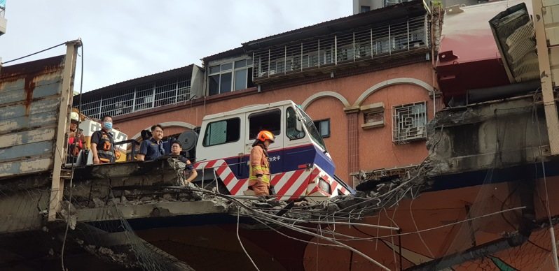 一輛聯結車今天清晨自撞新北市台一高架隔音防護牆,導致車鈄鋼樑傾斜掉落橋下壓毀兩輛汽車,現場無人受傷,肇因待查。記者曾伯愷/攝影 一輛聯結車今天清晨自撞新北市台一高架隔音防護牆,導致車鈄鋼樑傾斜掉落橋下壓毀兩輛汽車,現場無人受傷,肇因待查。記者曾伯愷/攝影