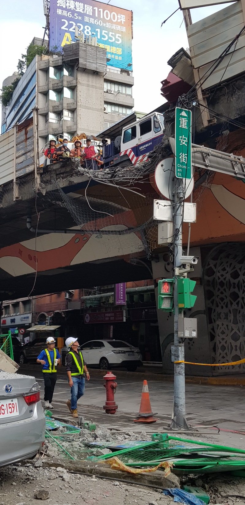 一輛聯結車今天清晨自撞新北市台一高架隔音防護牆,導致車鈄鋼樑傾斜掉落橋下壓毀兩輛汽車,現場無人受傷,肇因待查。記者曾伯愷/攝影 一輛聯結車今天清晨自撞新北市台一高架隔音防護牆,導致車鈄鋼樑傾斜掉落橋下壓毀兩輛汽車,現場無人受傷,肇因待查。記者曾伯愷/攝影