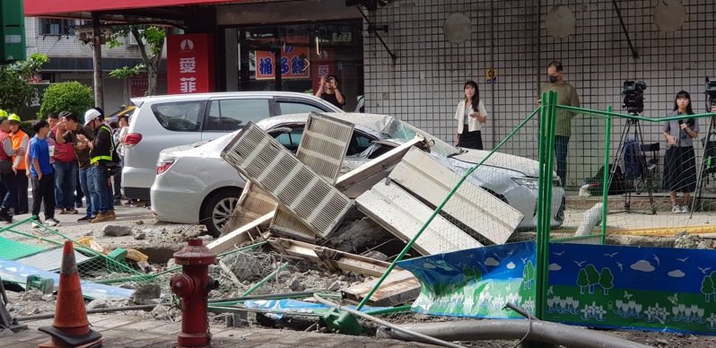 一輛聯結車今天清晨自撞新北市台一高架隔音防護牆,導致車鈄鋼樑傾斜掉落橋下壓毀兩輛汽車,現場無人受傷,肇因待查。記者曾伯愷/攝影 一輛聯結車今天清晨自撞新北市台一高架隔音防護牆,導致車鈄鋼樑傾斜掉落橋下壓毀兩輛汽車,現場無人受傷,肇因待查。記者曾伯愷/攝影