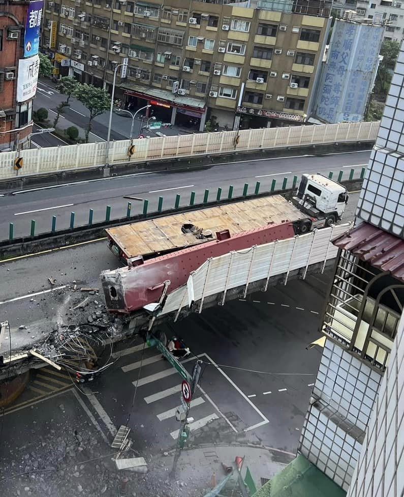 忠孝橋今上午遭一輛翻覆聯結車部分撞毀,車斗鋼梁從橋掉落壓毀橋下兩輛汽車。圖/新北交通局提供 忠孝橋今上午遭一輛翻覆聯結車部分撞毀,車斗鋼梁從橋掉落壓毀橋下兩輛汽車。圖/新北交通局提供