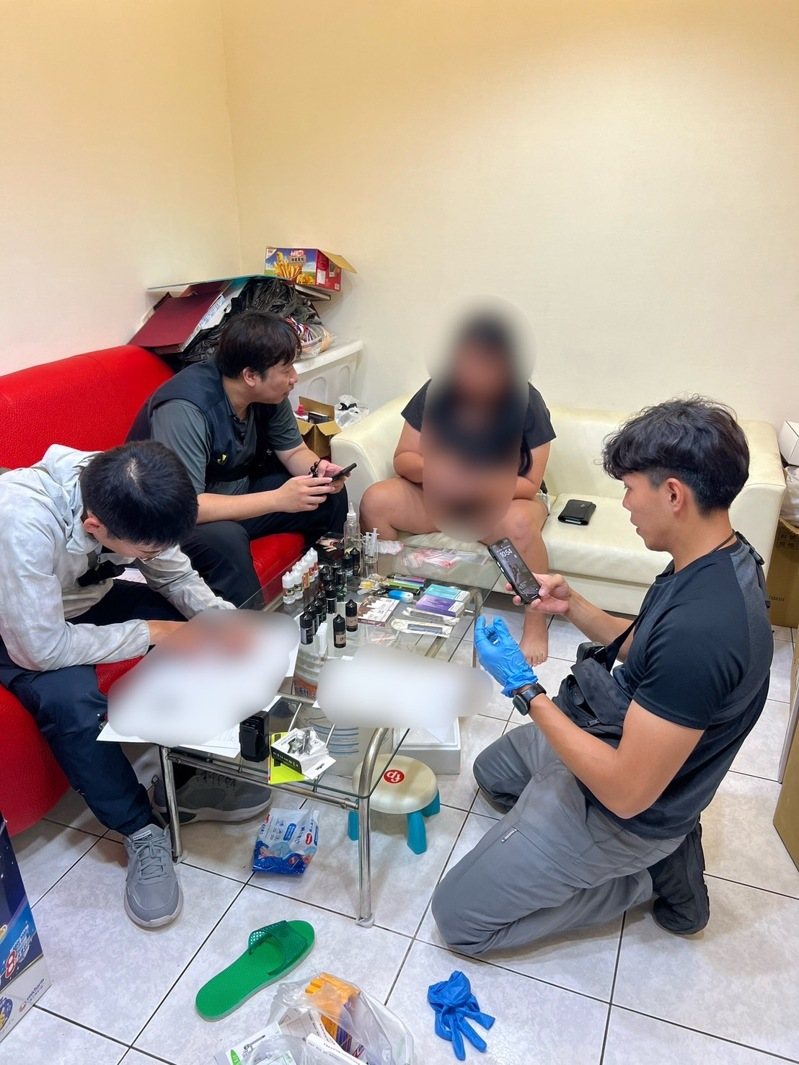 警方12日持核發搜索票,前往林男安平租屋處搜索,發現他涉自製喪屍菸彈,甚至對外販售。圖/讀者提供 警方12日持核發搜索票,前往林男安平租屋處搜索,發現他涉自製喪屍菸彈,甚至對外販售。圖/讀者提供