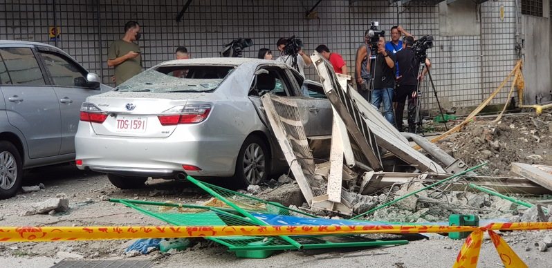 一輛聯結車今天清晨自撞新北市台一高架隔音防護牆,導致車鈄鋼樑傾斜掉落橋下壓毀兩輛汽車,現場無人受傷,肇因待查。記者曾伯愷/攝影 一輛聯結車今天清晨自撞新北市台一高架隔音防護牆,導致車鈄鋼樑傾斜掉落橋下壓毀兩輛汽車,現場無人受傷,肇因待查。記者曾伯愷/攝影