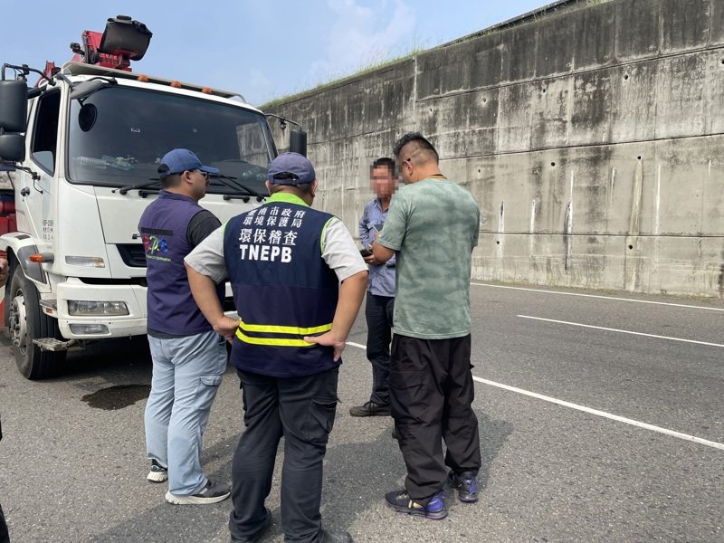 台南市環檢警科技執法,2個月內查獲5起非法棄置案件。圖/南市環保局提供 台南市環檢警科技執法,2個月內查獲5起非法棄置案件。圖/南市環保局提供