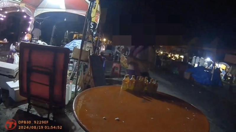花蓮光復鄉太巴塱部落豐年祭昨凌晨傳出攤販區有肢體衝突,警方到場處理時,陸續有部落居民指稱非部落者為何在此擺攤,為避免二次衝突,由支援警力護送傷者離開現場。圖/警方提供 花蓮光復鄉太巴塱部落豐年祭昨凌晨傳出攤販區有肢體衝突,警方到場處理時,陸續有部落居民指稱非部落者為何在此擺攤,為避免二次衝突,由支援警力護送傷者離開現場。圖/警方提供