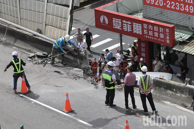 一輛聯結車上午載運鋼梁，沿著新北市台1高架往北市方向，途中行經台1高架重安街上方失控自撞隔音防護牆，現場目前已開放單線通車，高架受損部分還在評估。記者林伯東／攝影