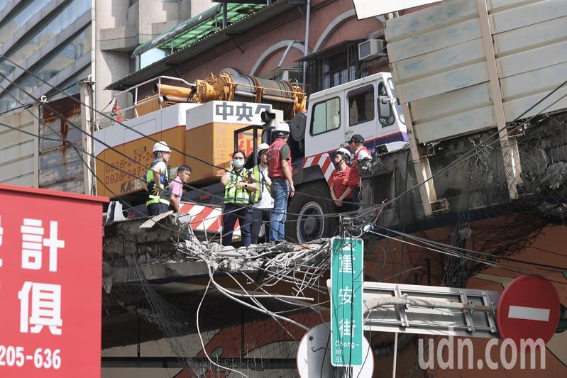 一輛聯結車上午載運鋼梁，沿著新北市台1高架往北市方向，途中行經台1高架重安街上方失控自撞隔音防護牆，導致車斗鋼梁傾斜往橋下掉落，當場壓毀橋下兩輛汽車，所幸現場沒有人員受傷，現場目前已開放單線通車，高架受損部分還在評估。記者林伯東／攝影