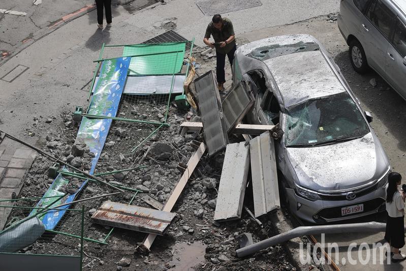 一輛聯結車上午載運鋼梁，沿著新北市台1高架往北市方向，途中行經台1高架重安街上方失控自撞隔音防護牆，導致車斗鋼梁傾斜往橋下掉落，當場壓毀橋下兩輛汽車，所幸現場沒有人員受傷，現場目前已開放單線通車，高架受損部分還在評估。記者林伯東／攝影