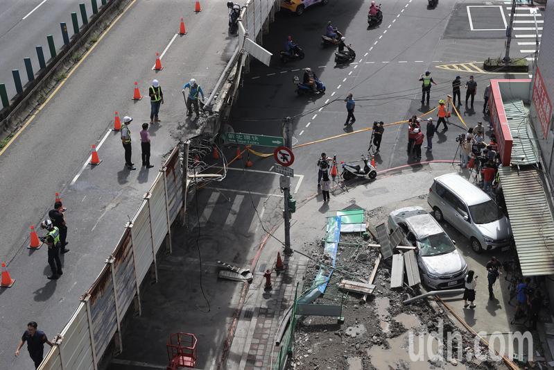 一輛聯結車上午載運鋼梁，沿著新北市台1高架往北市方向，途中行經台1高架重安街上方失控自撞隔音防護牆，導致車斗鋼梁傾斜往橋下掉落，當場壓毀橋下兩輛汽車，所幸現場沒有人員受傷，現場目前已開放單線通車，高架受損部分還在評估。記者林伯東／攝影