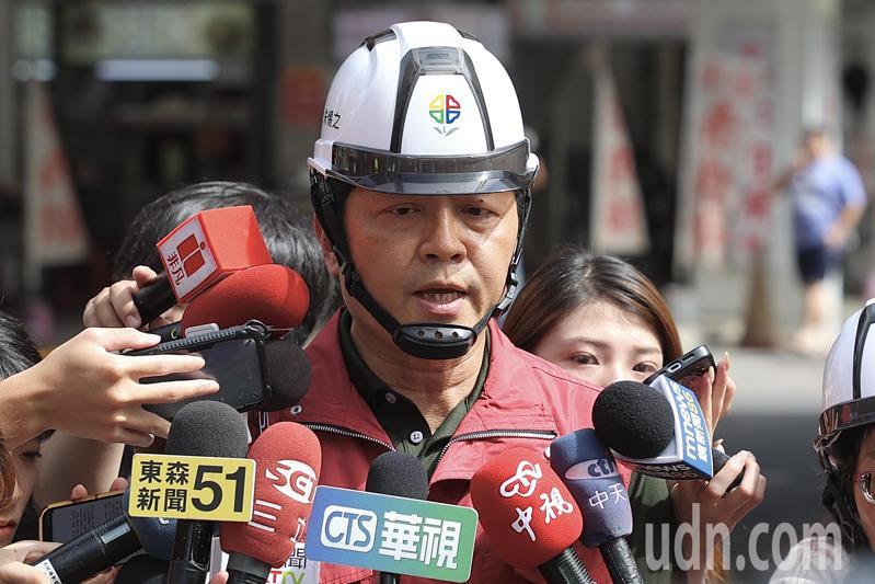 一輛聯結車上午載運鋼梁，沿著新北市台1高架往北市方向，途中行經台1高架重安街上方失控自撞隔音防護牆，導致車斗鋼梁傾斜往橋下掉落，當場壓毀橋下兩輛汽車，所幸現場沒有人員受傷，現場目前已開放單線通車，新北市副市長朱惕之表示，高架受損部分還在評估。記者林伯東／攝影
