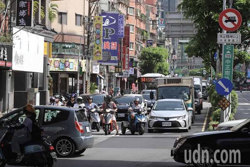 一輛聯結車上午載運鋼梁，沿著新北市台1高架往北市方向，途中行經台1高架重安街上方失控自撞隔音防護牆，導致車斗鋼梁傾斜往橋下掉落，現場目前已開放單線通車，不過正值上班時間，周邊道路車潮塞爆。記者林伯東／攝影