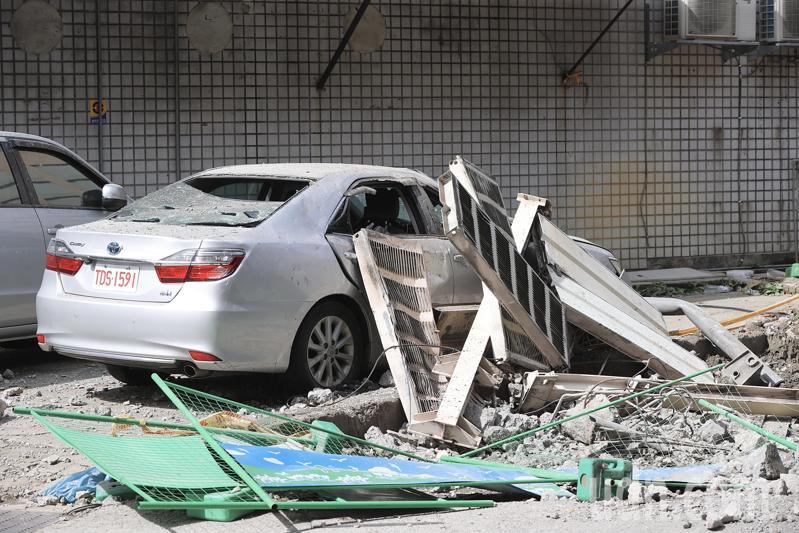 一輛聯結車上午載運鋼梁，沿著新北市台1高架往北市方向，途中行經台1高架重安街上方失控自撞隔音防護牆，導致車斗鋼梁傾斜往橋下掉落，當場壓毀橋下兩輛汽車，所幸現場沒有人員受傷，現場目前已開放單線通車，高架受損部分還在評估。記者林伯東／攝影