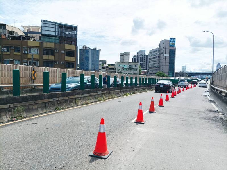 新北市三重區台一線高架橋今清晨5點多發生聯結車鋼梁掉落砸破護欄，已恢復單線通車。圖／新北工務局提供