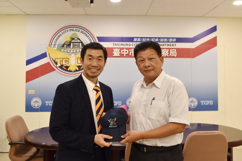 台中市警局鑑識中心近日邀請旅美學者謝瑞圳（左）演講，會後市警局長李文章（右）致贈紀念品，與謝互換意見。圖／台中市警局提供