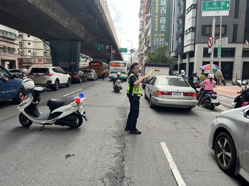 新北市三重區台一高架聯結車載運鋼構掉落釀禍,警方封道五個小時清除,預計上午11時恢復北向內線車道通行。記者曾伯愷/翻攝 新北市三重區台一高架聯結車載運鋼構掉落釀禍,警方封道五個小時清除,預計上午11時恢復北向內線車道通行。記者曾伯愷/翻攝