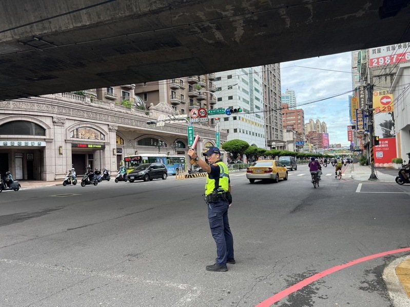 新北市三重區台一高架聯結車載運鋼構掉落釀禍,警方封道五個小時清除,預計上午11時恢復北向內線車道通行。記者曾伯愷/翻攝 新北市三重區台一高架聯結車載運鋼構掉落釀禍,警方封道五個小時清除,預計上午11時恢復北向內線車道通行。記者曾伯愷/翻攝