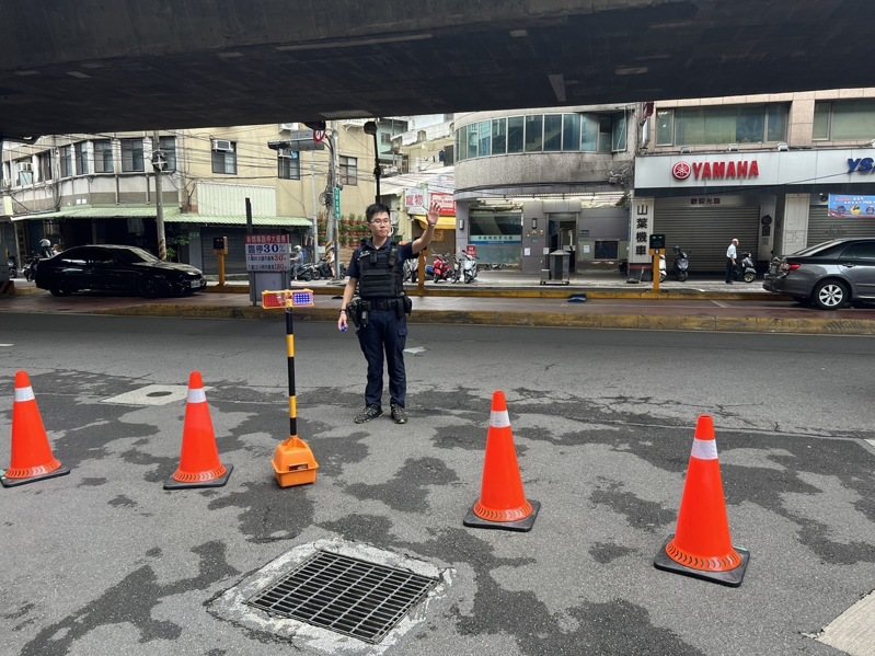 新北市三重區台一高架聯結車載運鋼構掉落釀禍,警方封道五個小時清除,預計上午11時恢復北向內線車道通行。記者曾伯愷/翻攝 新北市三重區台一高架聯結車載運鋼構掉落釀禍,警方封道五個小時清除,預計上午11時恢復北向內線車道通行。記者曾伯愷/翻攝