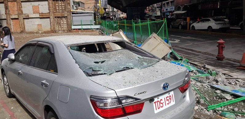一輛聯結車今天清晨自撞新北市台一高架隔音防護牆,導致車鈄鋼樑傾斜掉落橋下壓毀兩輛汽車,現場無人受傷,肇因待查。記者曾伯愷/攝影 一輛聯結車今天清晨自撞新北市台一高架隔音防護牆,導致車鈄鋼樑傾斜掉落橋下壓毀兩輛汽車,現場無人受傷,肇因待查。記者曾伯愷/攝影