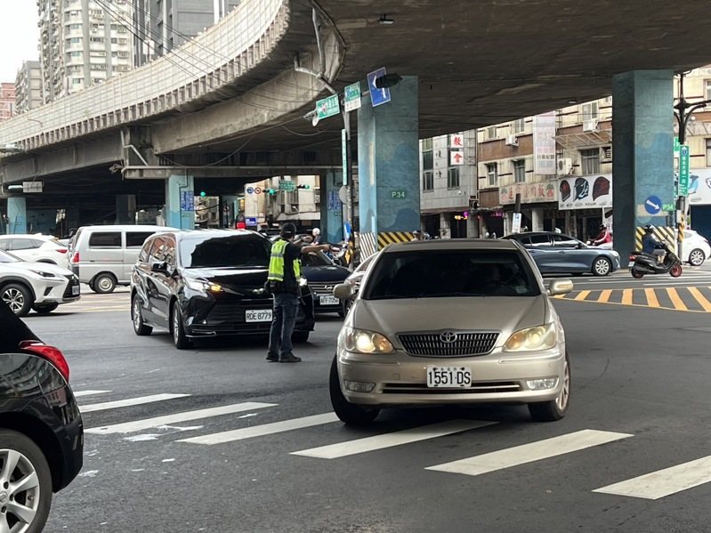 新北市三重區台一高架聯結車載運鋼構掉落釀禍,警方封道五個小時清除,預計上午11時恢復北向內線車道通行。記者曾伯愷/翻攝 新北市三重區台一高架聯結車載運鋼構掉落釀禍,警方封道五個小時清除,預計上午11時恢復北向內線車道通行。記者曾伯愷/翻攝