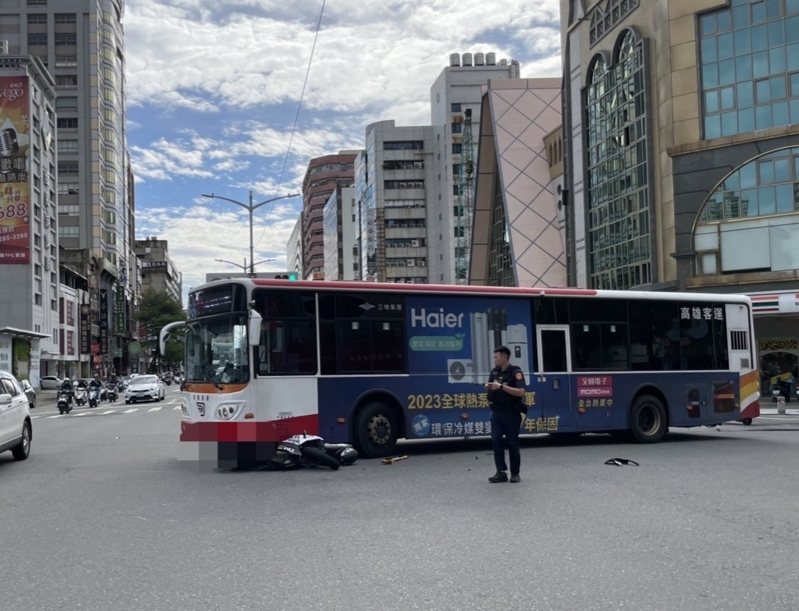 高雄公車左轉彎遇機車騎士摔車,機車滑進公車下,責任待警方判定。記者林保光/翻攝 高雄公車左轉彎遇機車騎士摔車,機車滑進公車下,責任待警方判定。記者林保光/翻攝