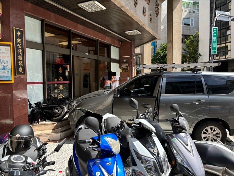 一名男子今天開車經豐原區,因恍神開到銀行撞向騎樓,行人嚇到全跳開。圖/警方提供 一名男子今天開車經豐原區,因恍神開到銀行撞向騎樓,行人嚇到全跳開。圖/警方提供