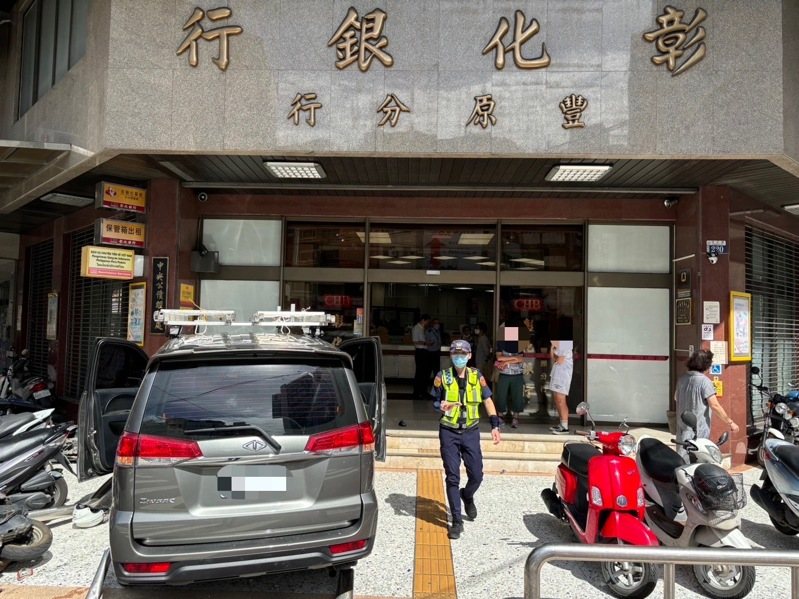 一名男子今天開車經豐原區,因恍神開到銀行撞向騎樓,行人嚇到全跳開。圖/警方提供 一名男子今天開車經豐原區,因恍神開到銀行撞向騎樓,行人嚇到全跳開。圖/警方提供