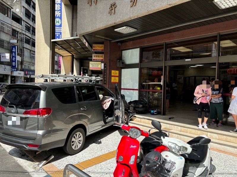 一名男子今天開車經豐原區,因恍神開到銀行撞向騎樓,行人嚇到全跳開。圖/警方提供 一名男子今天開車經豐原區,因恍神開到銀行撞向騎樓,行人嚇到全跳開。圖/警方提供