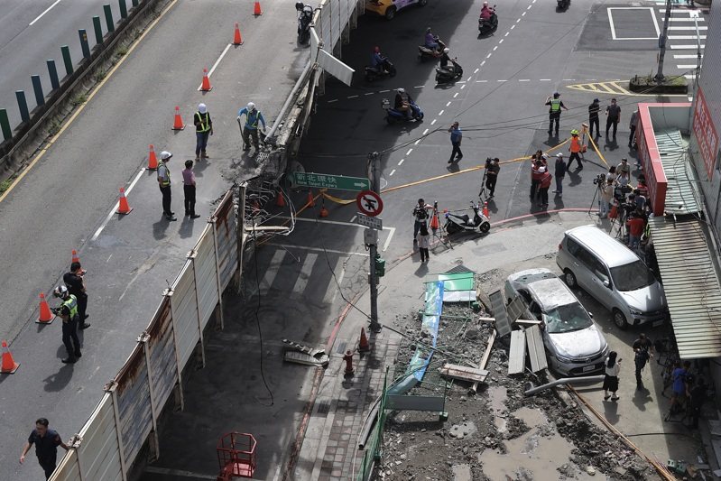 肇事聯結車今上午載運鋼梁行經台1高架往北市方向,鋼梁傾斜撞破橋,現場目前已開放單線通車,高架受損部分還在評估。記者林伯東/攝影 肇事聯結車今上午載運鋼梁行經台1高架往北市方向,鋼梁傾斜撞破橋,現場目前已開放單線通車,高架受損部分還在評估。記者林伯東/攝影