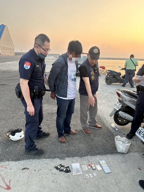 警方逮捕曾姓男子（左二），搜出毒品。記者張議晨／翻攝