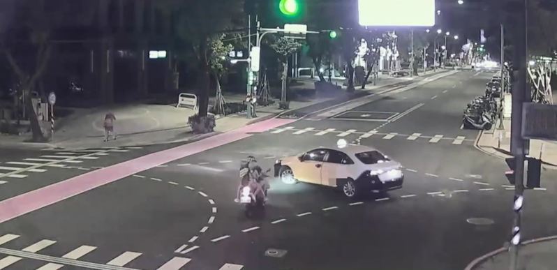 郭女騎乘機車行經路口，見計程車正欲左轉時已煞車不及。記者黃子騰／翻攝