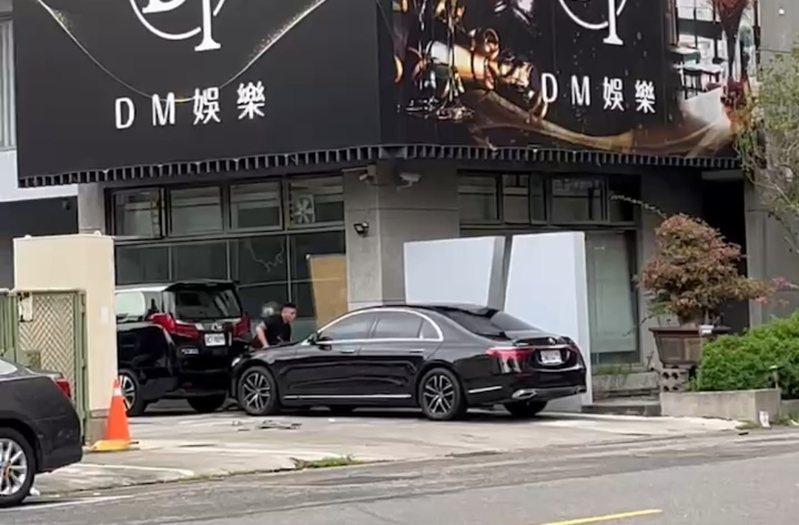 高雄左營某桌遊店外發生槍擊案，凶嫌開槍後逃離，不久自首。圖／讀者提供