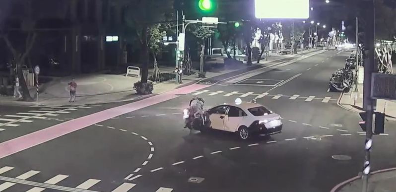 郭女騎乘機車撞上左轉計程車，巨大的撞擊力導致後輪一度懸空。記者黃子騰／翻攝
